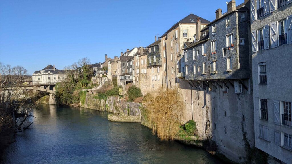 Photos des bâtiments longeant le gave d'Aspe 